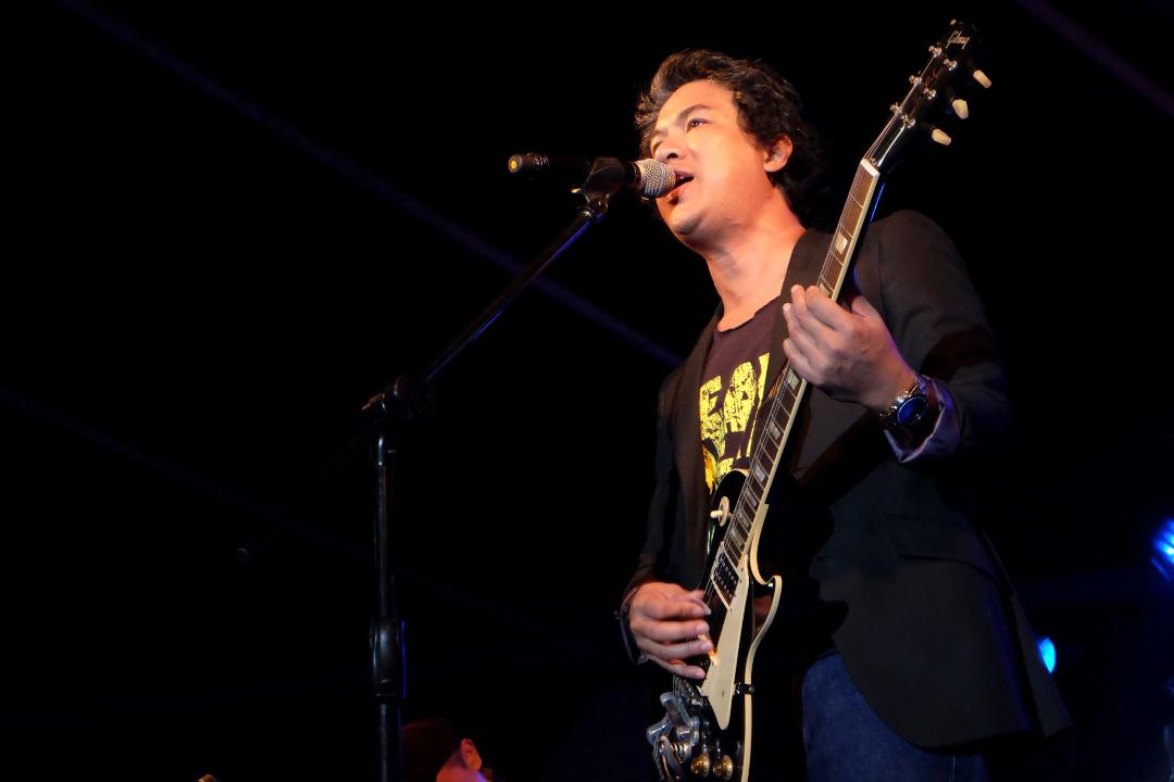ely-buendia-performing-on-stage